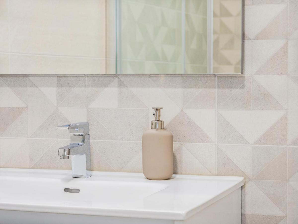 Apartment On Beach Mijas Sitio de Calahonda Ngoại thất bức ảnh